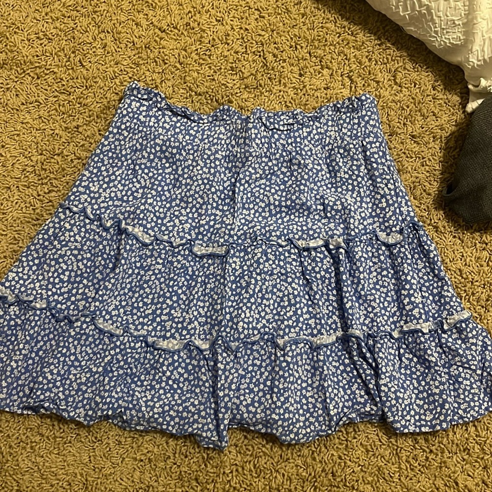 Small wild fable blue skirt with flowers. Great length and super comfortable!